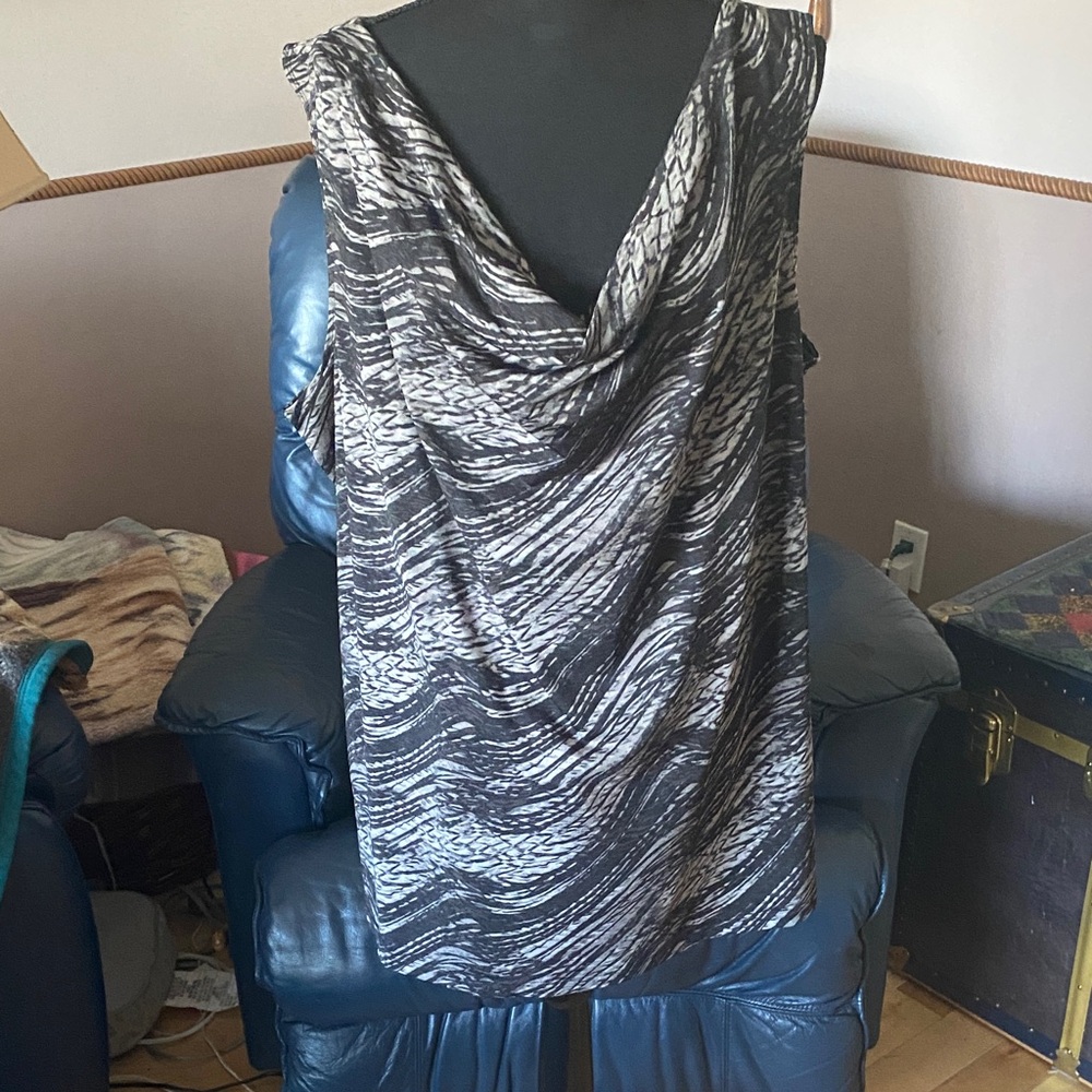 3/25 💕
Penningtons Black and Gray Patterned Top